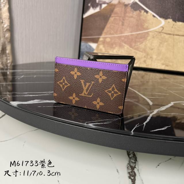 M61733 紫色 卡片夹卡套 一个内夹层供放较大的卡片 两个外夹层可供放信用卡 乘车卡等各式卡片size11x7Cm Ddd