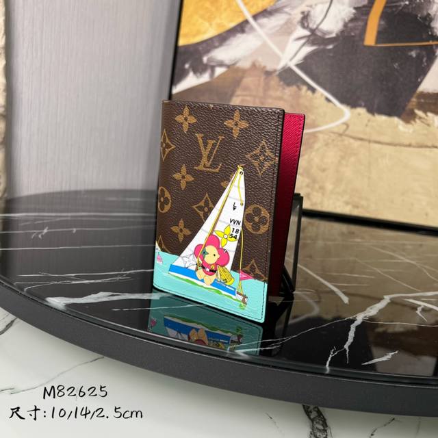 顶级原单 M82621 本款 Monogram 帆布版护照套饰有风格活泼的印花 描绘品牌吉祥物 Vivienne 在热带海域乘船玩耍的场景 为旅行增添乐趣 粒面