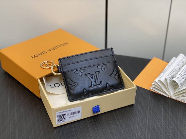 原单精品 M82748黑色全皮卡包钱包系列 Card Holder 卡包 用刻有monogram浮雕的羊皮材质展示的卡夹 四个外部卡槽和可以收纳卡或其他小携带物