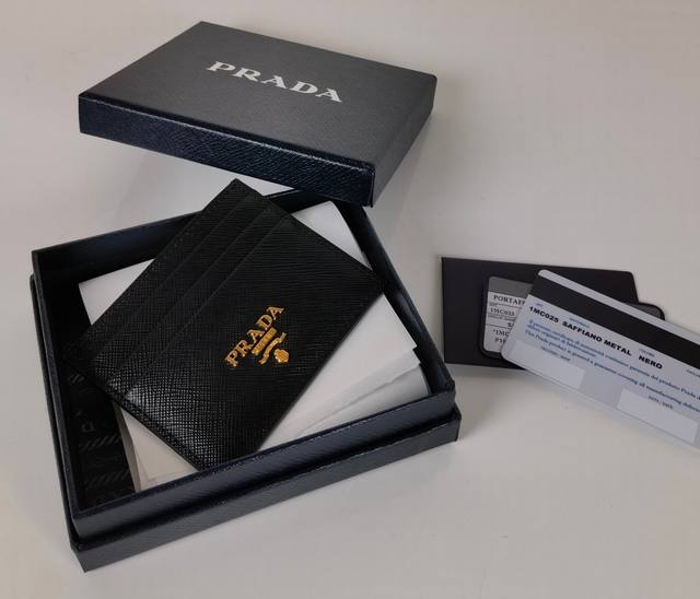 家 男女通用小卡包 黑色 型号1Mc025 原单品质 进口十字纹制作 6个卡位一个中间夹层 可放置多张卡片以及零 尺寸11 2 8 5Cm 实物拍摄 所见即所得