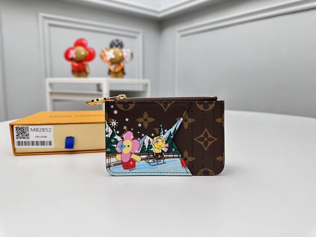 顶级原单 M82852庆祝运动乐趣的限量版 卡盒波尔图卡罗米 用单幅画布缝制 印制了路易 维顿的受欢迎吉祥物 维安娜 和她的朋友在滑冰上探索山区的形象 可存放纸