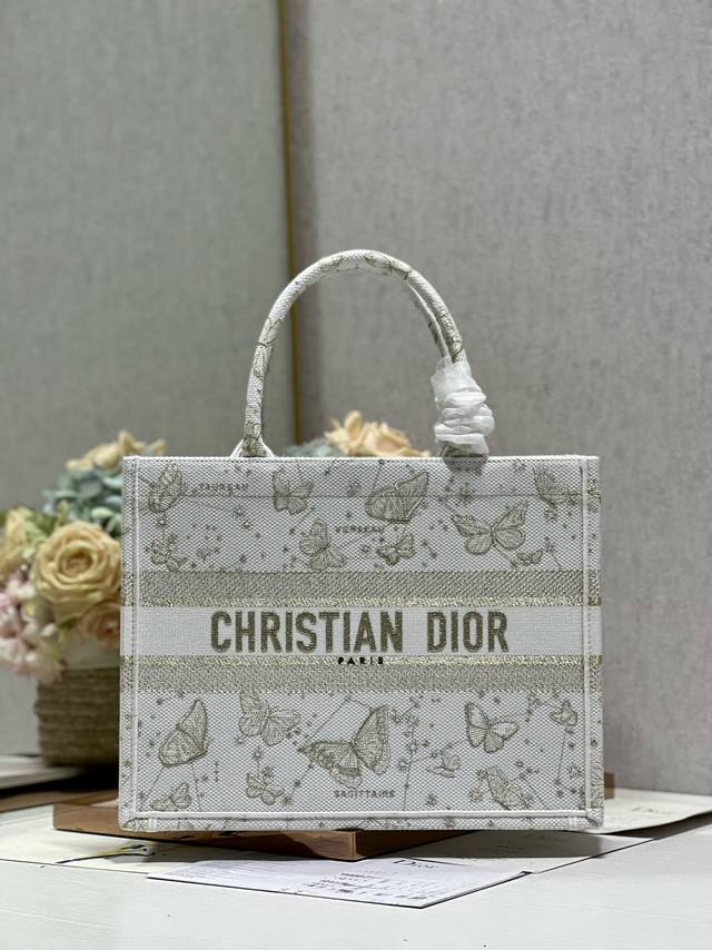 正品级 高版本 金蝴蝶 中号 Dior Book Tote 购物袋 这款book Tote手袋灵感来自女装创意总监玛丽亚 嘉茜娅 蔻丽 Maria Grazia