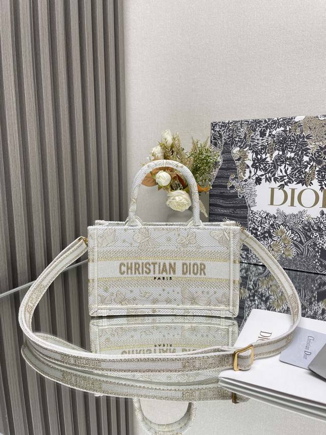 正品级 高版本 Dior新迷你 Book Tote 手袋 附肩带 金蝴蝶 这款迷你尺寸手袋是二零二四早春系列的新品 由玛丽亚 嘉茜娅 蔻丽 Maria Graz