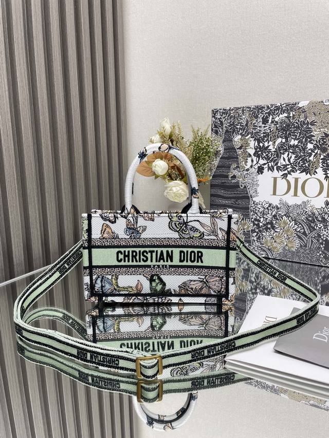 正品级 高版本 Dior新迷你 Book Tote 手袋 附肩带 绿蝴蝶 这款迷你尺寸手袋是二零二四早春系列的新品 由玛丽亚 嘉茜娅 蔻丽 Maria Graz