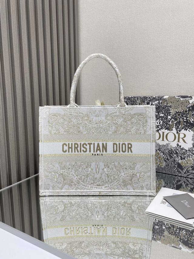 正品级 高版本 金色花 中号 Dior Book Tote 购物袋 这款book Tote手袋灵感来自女装创意总监玛丽亚 嘉茜娅 蔻丽 Maria Grazia
