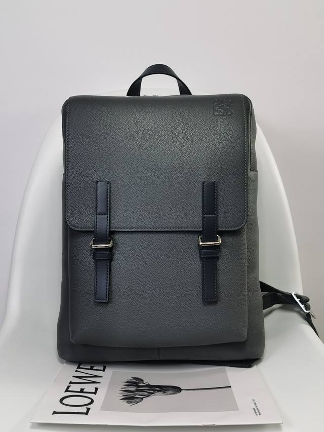 原厂皮 柔软粒面牛皮革军用背包 尺寸39-28.5-11 型号330 Military Backpack 是一种宽敞且用途广泛的背包 带有一个主隔层和一个折叠翻 - 点击图像关闭