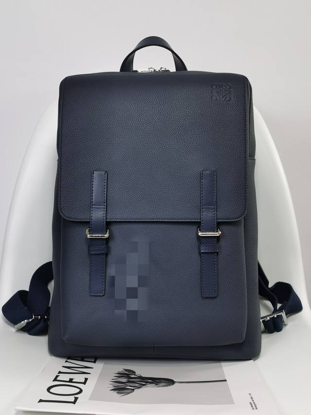 原厂皮 藍色 柔软粒面牛皮革军用背包 尺寸39-28.5-11 型号330 Military Backpack 是一种宽敞且用途广泛的背包 带有一个主隔层和一个