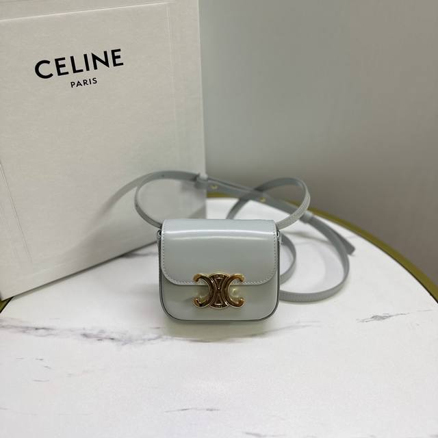 正品级 Celine2022 新品mini 耳机包 C家这一年陆续出的小包但这一季cline Mini可可爱爱必收 虽然小包容量不是特别大 但是颜值暴击 可爱暴