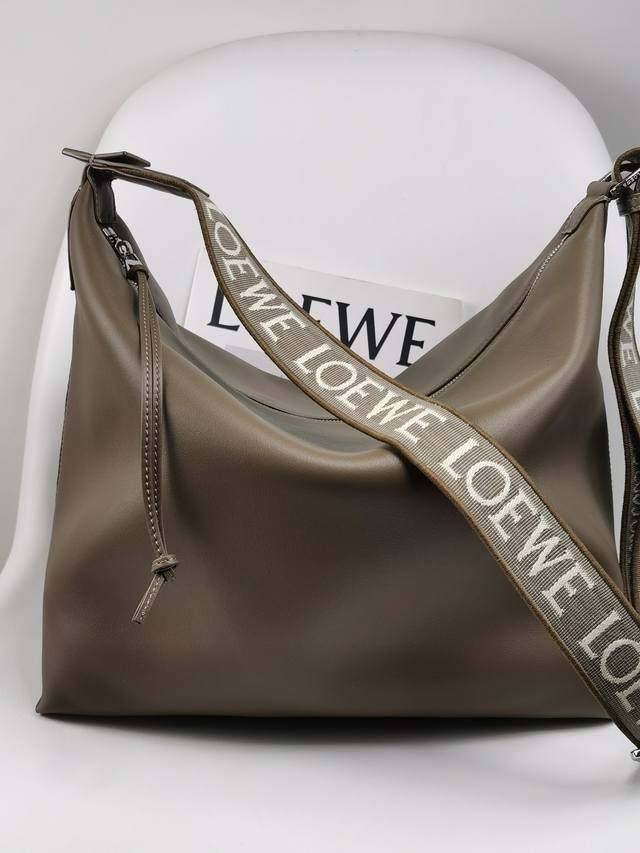 原厂皮 Loewe Cubi 冬季棕 大小货到到货 尺寸33-30-18 型号 1 尺寸2 -22-10 型號 1S - 点击图像关闭