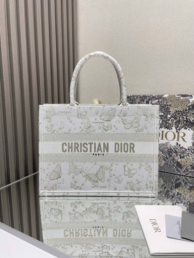 正品级 高版本 金蝴蝶 中号 Dior Book Tote 购物袋 这款book Tote手袋灵感来自女装创意总监玛丽亚 嘉茜娅 蔻丽 Maria Grazia - 点击图像关闭