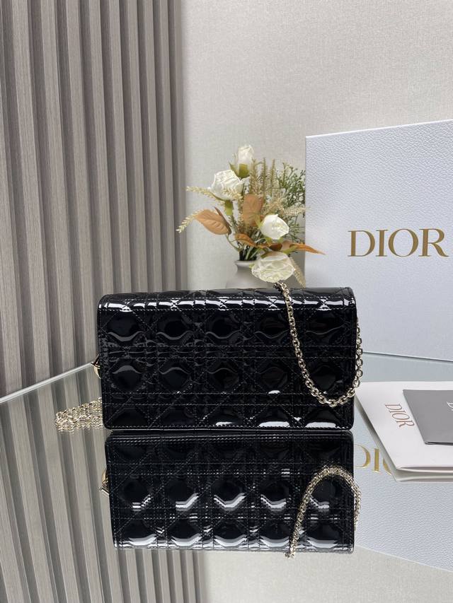 正品级 Dior手拿包三件套 漆皮黑色 这款 Lady Dior 手拿包采用酒红漆皮牛皮革精心制作 饰以标志性的藤格纹缉面线和可拆卸的 D.I.O.R. 吊饰