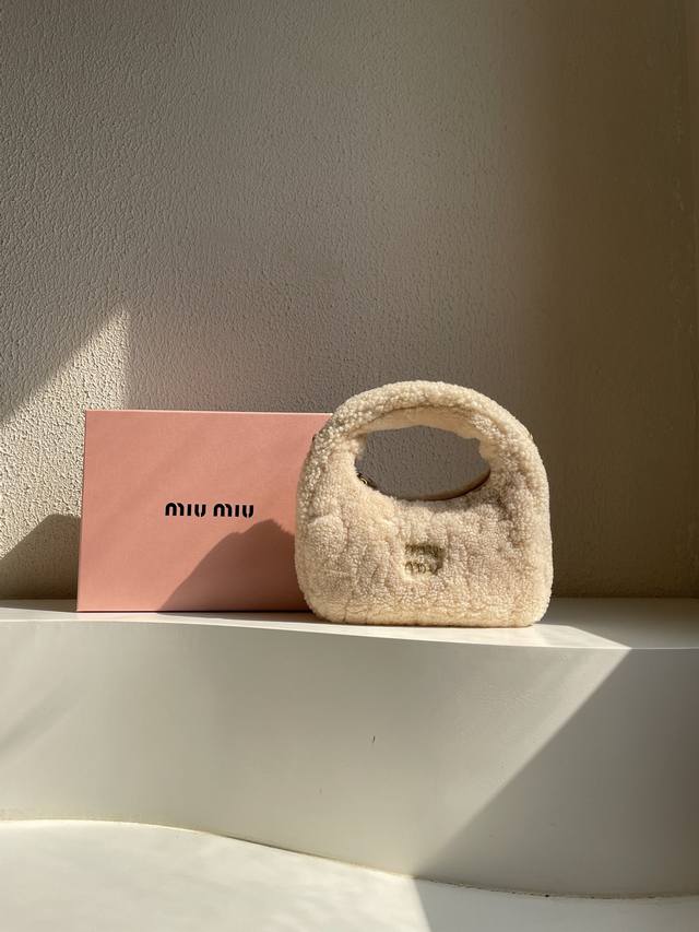 Miumiu羊羔毛wander手袋季季推陈出新 配盒 已成为miu Miu系列的主角 这款手袋选用毛羊皮制成 质感极其柔软 点缀采用相同表面处理工艺的字母徽标与