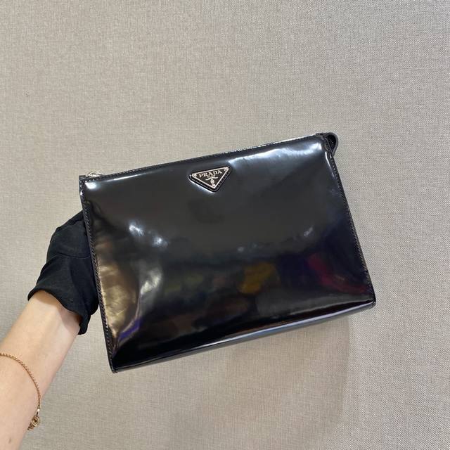 新款手包2Vf030亮面2021年最新款手包 这款手拿包采用亮面皮革打造 演绎摩登的极简主义风格 复古亮面皮革是品牌的标志性材质 惯用于时尚界 简约大气又时尚