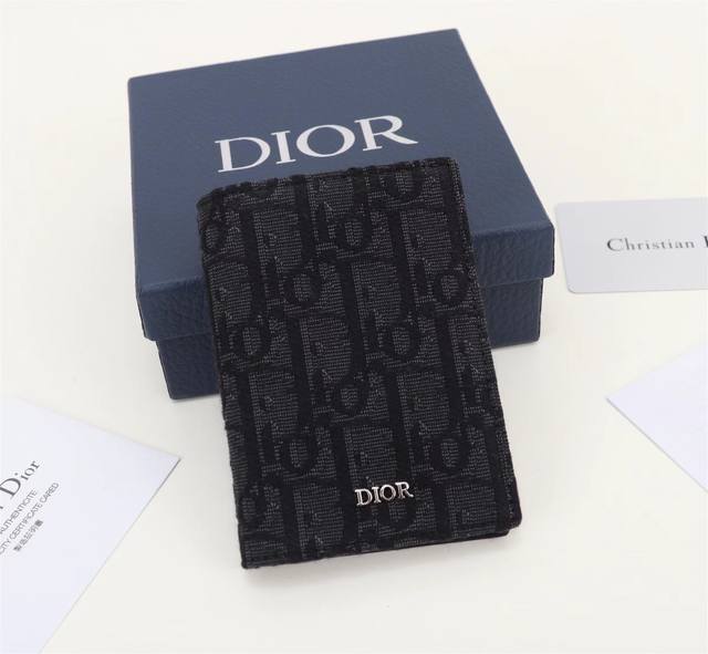 Dior男士新款双折卡夹 采用oblique 印花面料和黑色牛皮革精心制作 彰显dior的精湛工艺 实用精致 造型美观 两侧分别设有三个卡槽 另设两个可收纳现金