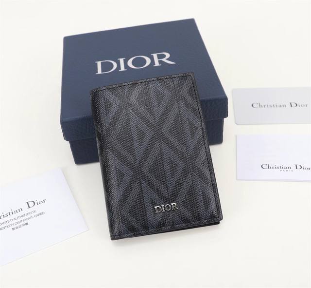 Dior男士新款双折卡夹 采用迪奥黑cd Diamon图案帆布精心制作 图案以立体线条菱形图案重新诠释 Cd 首字母 灰光滑牛皮革 实用精致 造型美观 两侧分别