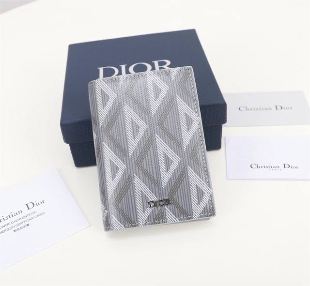 Dior男士新款双折卡夹 采用迪奥灰cd Diamon图案帆布精心制作 图案以立体线条菱形图案重新诠释 Cd 首字母 灰光滑牛皮革 实用精致 造型美观 两侧分别