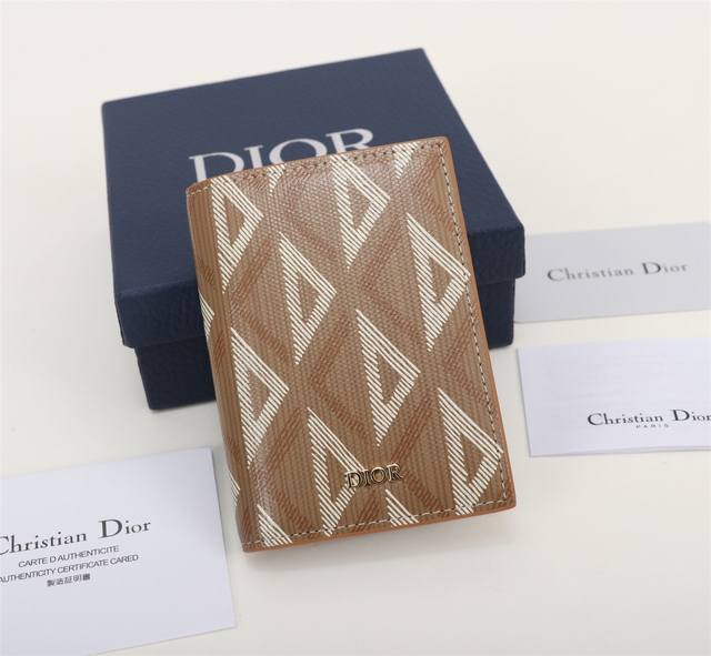 Dior男士新款双折卡夹 采用迪奥咖啡色cd Diamon图案帆布精心制作 图案以立体线条菱形图案重新诠释 Cd 首字母 灰光滑牛皮革 实用精致 造型美观 两侧
