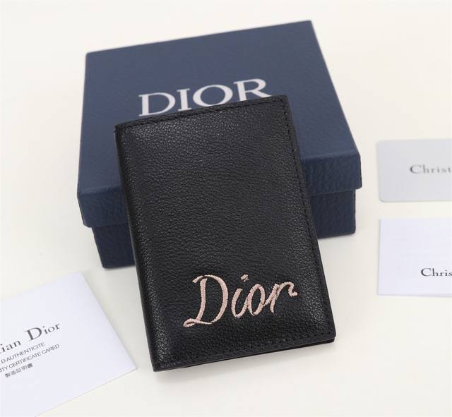 Dior男士新款双折卡夹 采用黑色粒面牛皮革 Dior 丝带状标志 实用精致 造型美观 两侧分别设有三个卡槽 另设两个可收纳现金和票据的隔层 优雅而时尚 可轻松