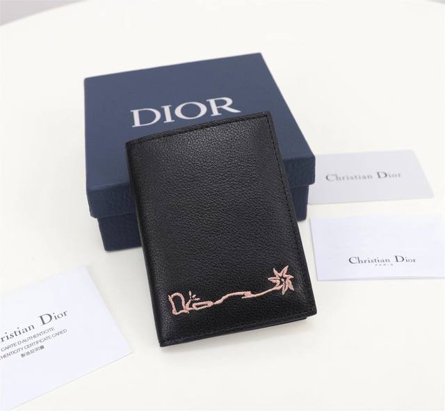 Dior男士新款双折卡夹 采用黑色粒面牛皮革cactus Jack Dior刺绣标志 内部有压花标志 实用精致 造型美观 两侧分别设有三个卡槽 另设两个可收纳现