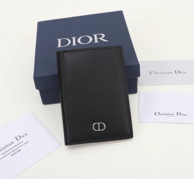 Dior男士新款双折卡夹 采用黑色粒面牛皮革精心制作 正面饰以金属覆层黄铜 Cd Lcon 标志 实用而不失优雅 两侧分别设有三个卡槽 另设两个可收纳现金和票据