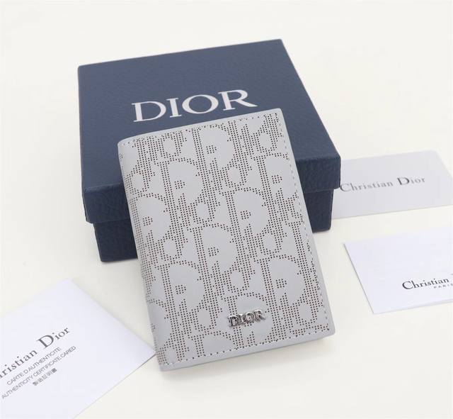 Dior男士新款双折卡夹 采用灰色oblique Galaxy印花效果皮革精心制作 镂空的光滑牛皮革搭配反光里料 彰显dior的精湛工艺 实用精致 造型美观 两