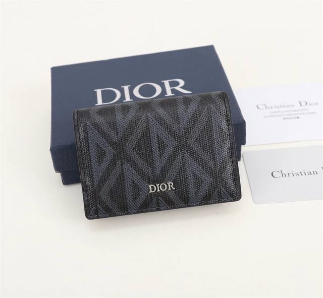 这款名片夹实用而精致 采用迪奥灰cd Diamond图案帆布精心制作 从dior档案汲取灵感 饰以同色调光滑牛皮革细节 内设缝有三角形衬料的隔层 翻盖也设有两个