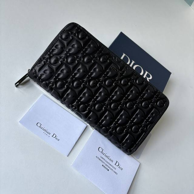 黑色 Dior Gravity 印花效果皮革编号:2Esch252Dov_H00N_Tu尺寸 19 11厘米 这款卡夹实用而不失优雅 采用黑色dior Grav