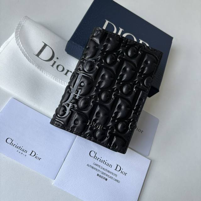 黑色 Dior Gravity 印花效果皮革编号:2Esch138Dov_H00N_Tu尺寸 8.2 11.2 厘米 这款卡夹实用而不失优雅 采用黑色dior