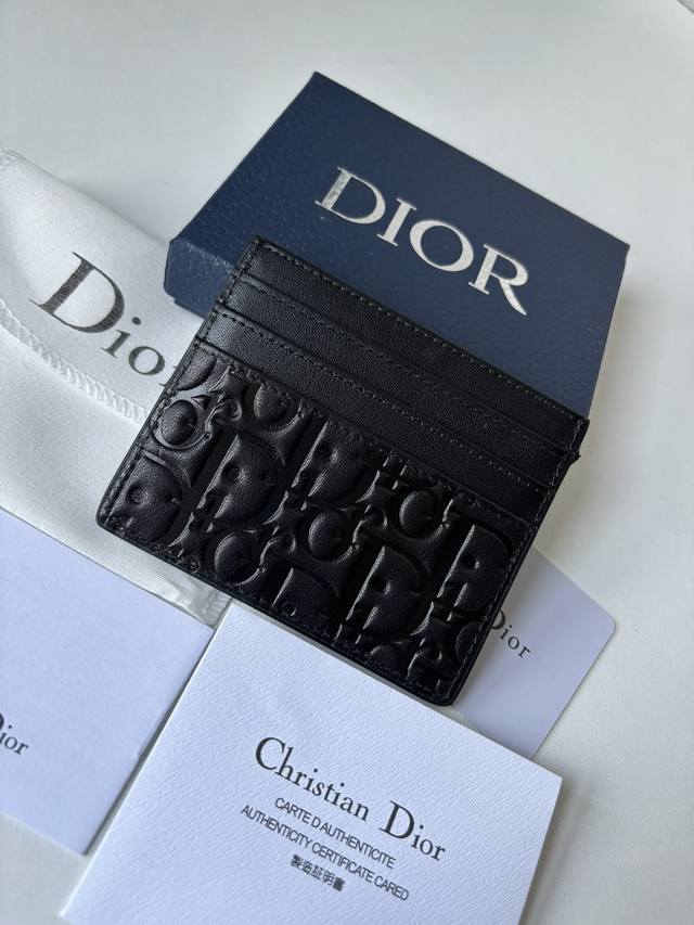 黑色 Dior Gravity 印花效果皮革编号:2Esch135Dov_H00N_Tu尺寸 10 8 长 高 这款卡夹实用而不失优雅 采用黑色dior Gra