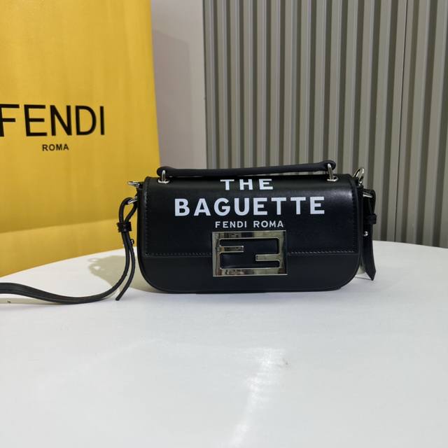 牛皮制造 Baguette智能手机包采用前翻盖设计 配有ff磁铁纽扣开合 可拆卸肩带 作为fendi By Marc Jacobs限量版的一部分 该单品采用牛皮