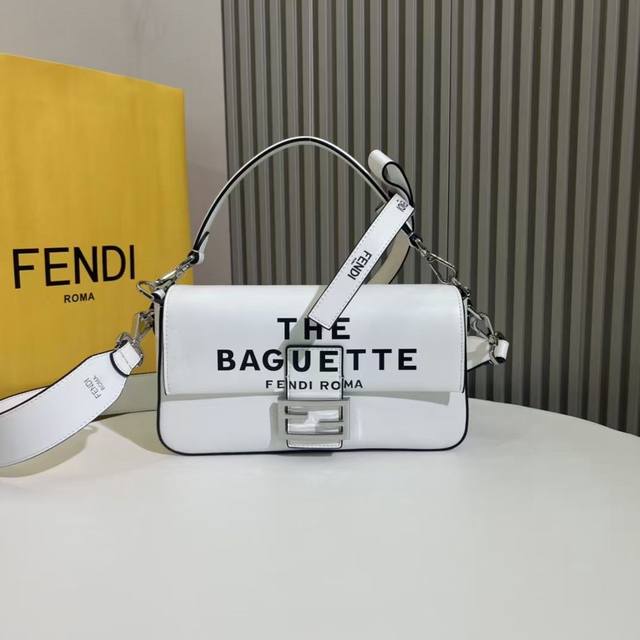 标志性baguette中号手袋 作为fendi By Marc Jacobs限量版的一部分 饰有 The Baguette Fendi Roma 印花 缀以ff