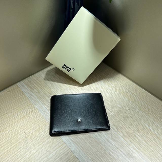 Montblanc 万宝龙大班系列6卡位皮夹 型号 U14548#1191509 材质 头层大班牛皮 包装 原单包装 支持专柜对比 款式 来自万宝龙专柜经典钱夹