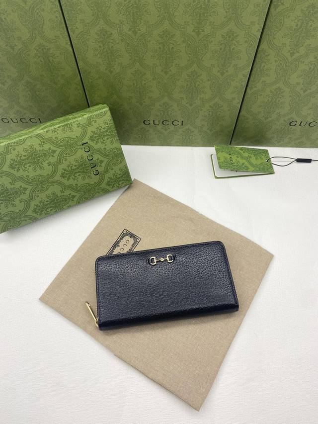 配绿盒包装 新款 源自品牌马术本源的典藏设计 素为这款黑色皮革钱包注入一抹华美气息 编号 700464尺寸 19*10.5*2