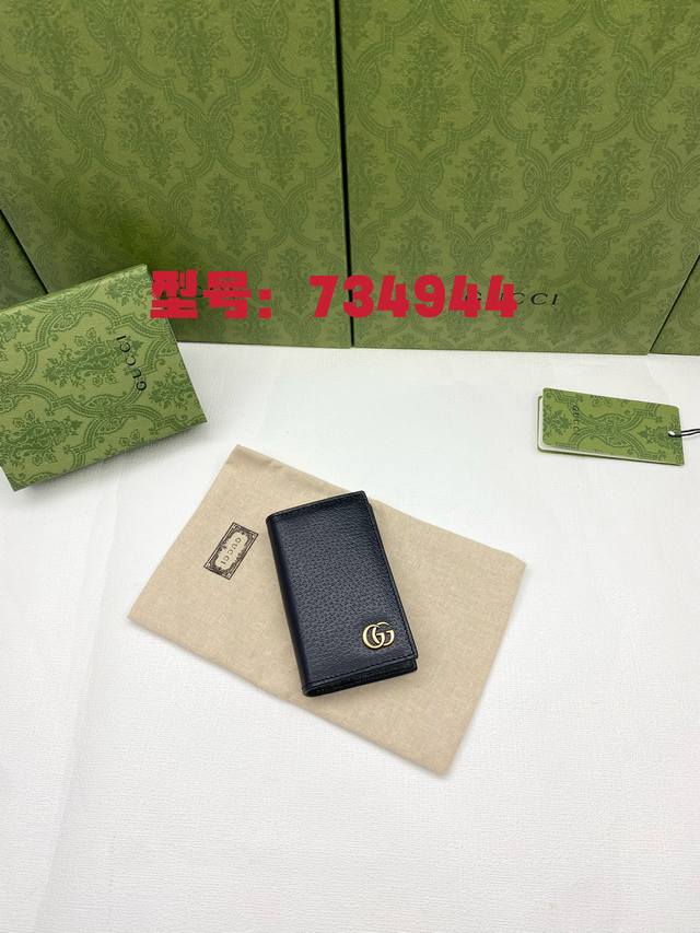 原厂皮配绿盒包装 Gg Marmont系列卡片夹 Gucci持续更新配色 添加更精致的色调 在全新配色与组合中 品牌运用现代视角 重新诠释经典gg Marmon