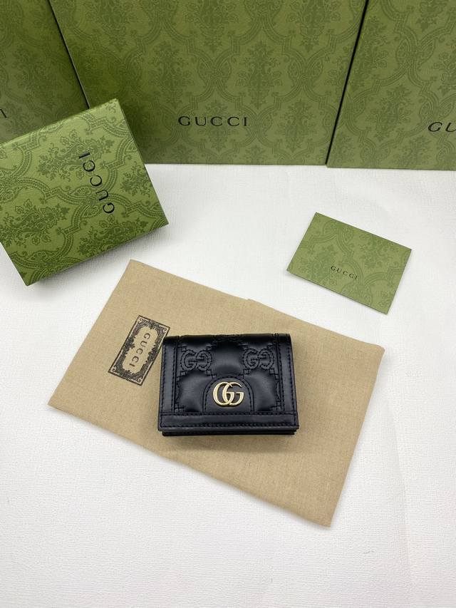 原厂皮配绿盒包装 Gg Matelass 卡包 绗缝皮革以柔软质感诠释品牌标志性材质 富有纹理感的几何图案生动演绎包括这款黑色卡包在内的多款小号皮革配饰 正面饰