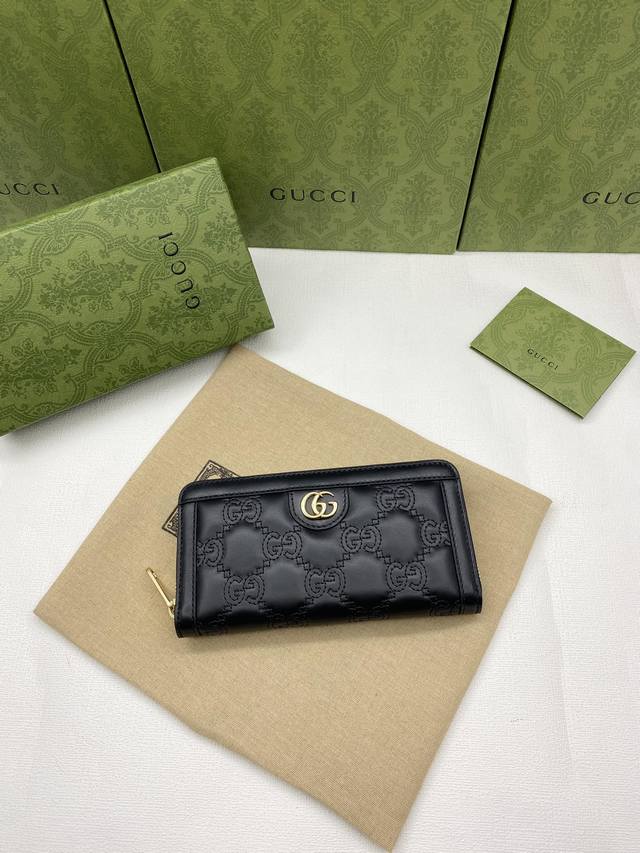 原厂皮配绿盒包装 Gg Matelass 钱夹 绗缝皮革以柔软质感诠释品牌标志性材质 富有纹理感的几何图案生动演绎包括这款黑色钱包在内的多款小号皮革配饰 正面饰