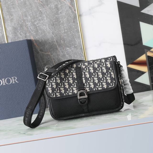 这款 Dior 8 手袋附有肩带 于二零二四春季男装系列全新推出 别具一格的设计彰显现代魅力和简约美学 采用米色和黑色 Oblique 印花面料精心制作 刚性设