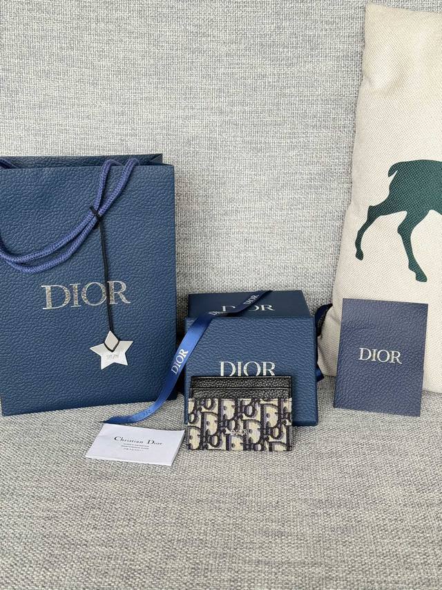 细长而小巧的 Dior Oblique 卡夹便于携带卡片和现金 时尚的米色和黑色 Dior Oblique 图案提花材质 制作 流线型结构 轻松装入各式口袋 外