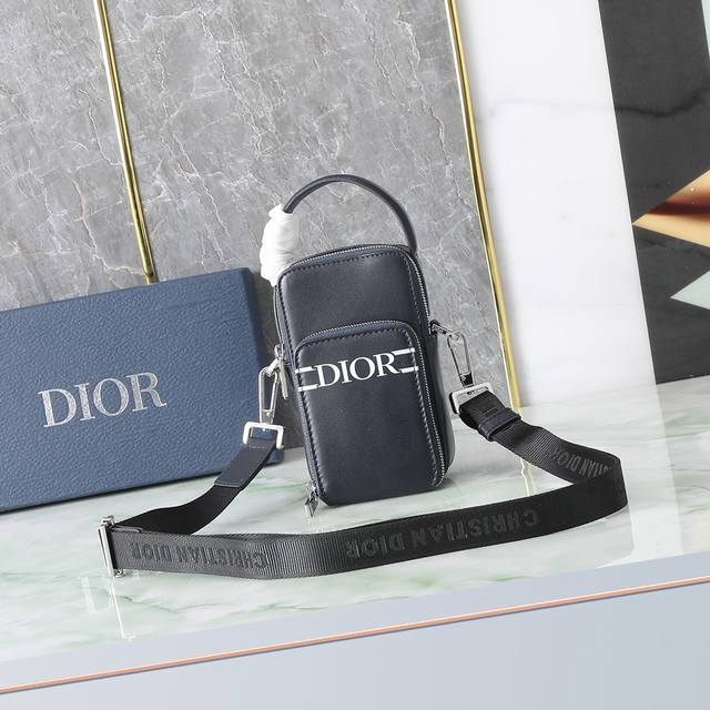 专柜正品有售 原单货 Dior迪奥男士手拿包 手机包 配正品对版盒子 型号 2Obca326Yse_H03E 蓝皮白字 米色和黑色 Oblique 印花帆布 正
