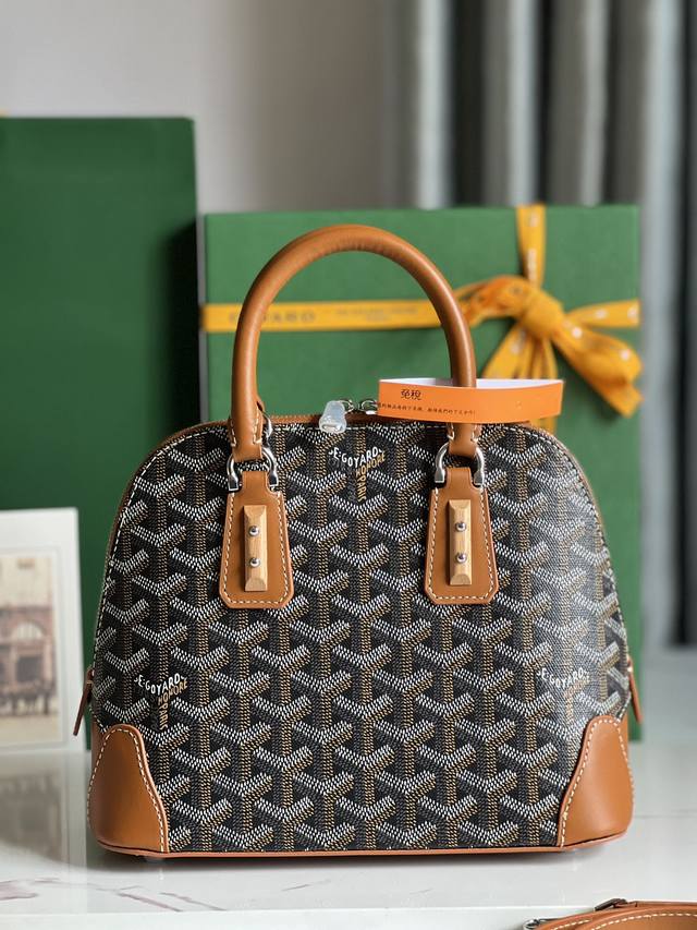 Goyard Vendme贝壳包 传承了品牌独一无二的工艺风格和精湛技术 可拆卸肩带 嵌入式木质细节 皮革包角 大拉链 黄色衬里及其独特的贝壳形状 更具现代感和