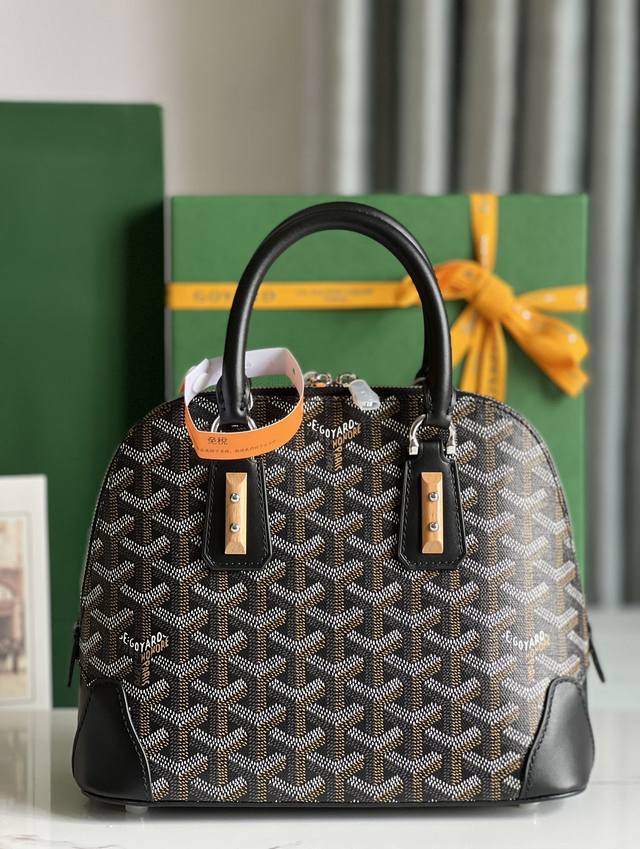 Goyard Vendme贝壳包 传承了品牌独一无二的工艺风格和精湛技术 可拆卸肩带 嵌入式木质细节 皮革包角 大拉链 黄色衬里及其独特的贝壳形状 更具现代感和