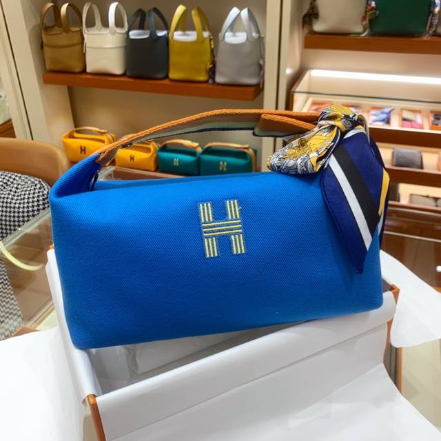 饭盒包 -- 明蓝色 帆布的材质随性且休闲 容量感人 高级化妆包