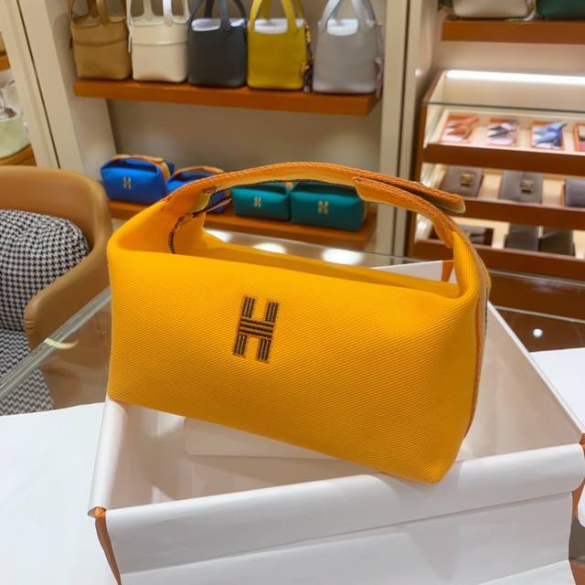 饭盒包 -- 太阳黄21 帆布的材质随性且休闲 容量感人 高级化妆包