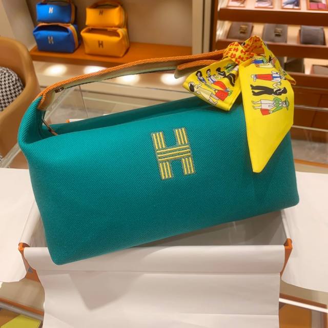 饭盒包 -- 湖水绿 帆布的材质随性且休闲 容量感人 高级化妆包