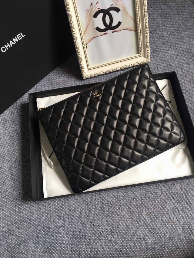 Chanel 爆款ipad手拿包 采用法国进口原版羊皮 简单又不失大气 最重要的还是实用 皮质柔软细腻 手感舒服 容量可是非常大 小型号2071 尺寸 30 大