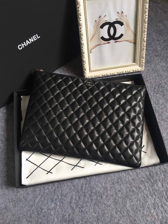 Chanel 爆款ipad手拿包 采用法国进口原版羊皮 简单又不失大气 最重要的还是实用 皮质柔软细腻 手感舒服 容量可是非常大 小型号2071 尺寸 30 大