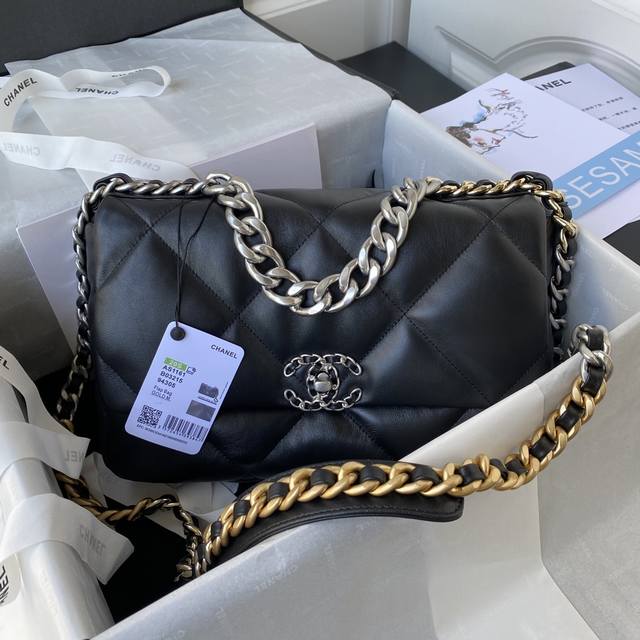 1161中号银链ohanel秋冬19Bag 结合一切经典的枕头包 这款包是karl Lagerfeld和新任总监virginie Viard一起设计的 也是老佛