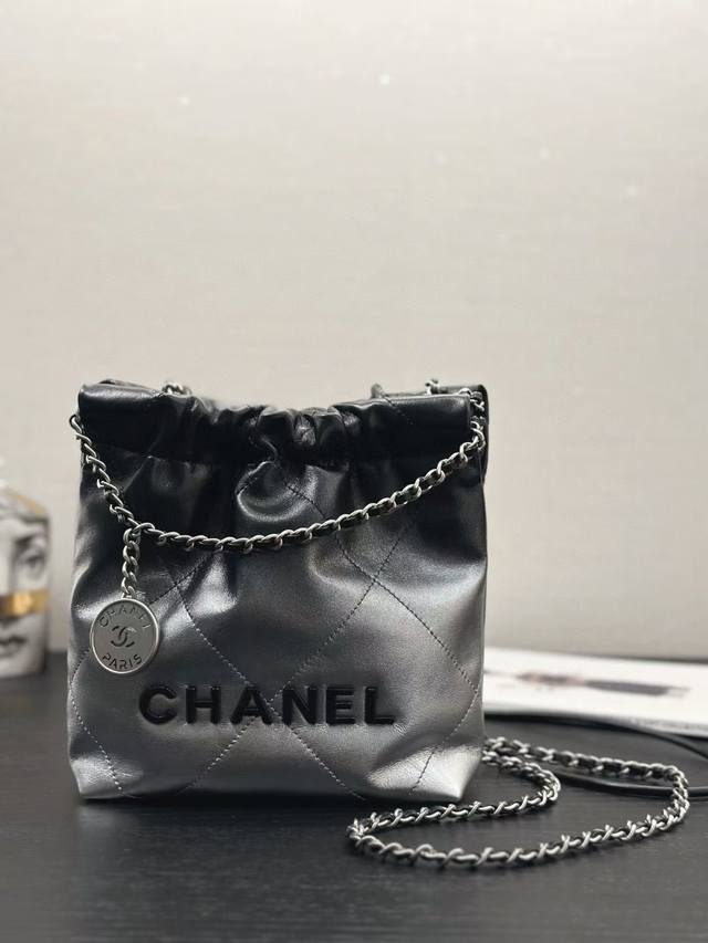 Chanel 22 迷你手袋 材质:渐变金属质感小牛皮与银色金属 尺寸:19 20 6Cm 造型编号:As3980 官网价:74,700*
