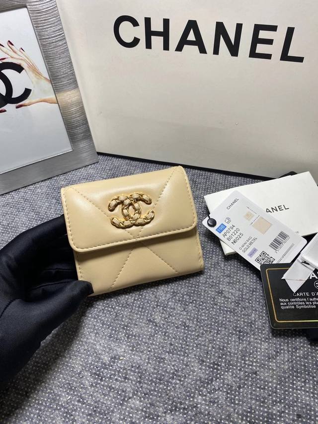 Chanel 19K非常重磅的标志性第一系列 超大菱格纹 穿链cc扣 原版羊皮 短款钱包型号ap824尺寸9.3*10.6*3