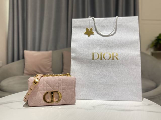 小号 Dior Caro 手袋 玫瑰粉色亚麻超大藤格纹 这款 Dior Caro 手袋结合典雅气质与现代风范 采用亚麻精心制作 饰以超大藤格纹图案 翻盖饰以玫瑰